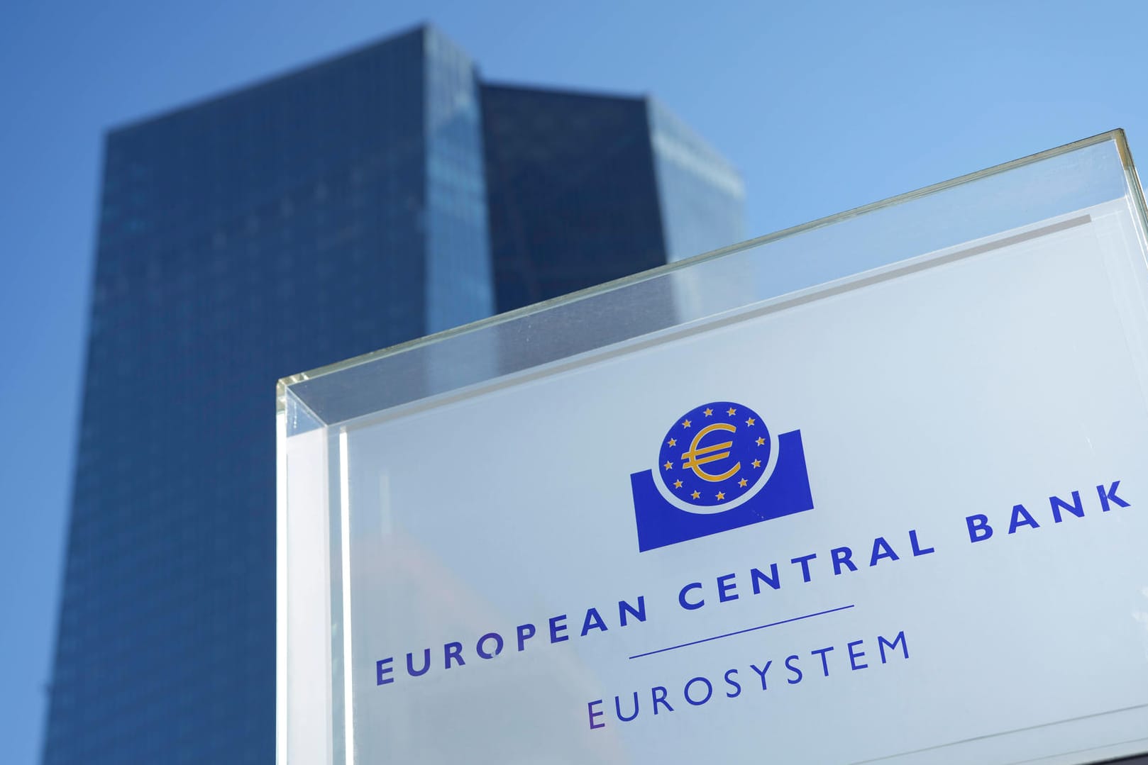 Das Gebäude der Europäischen Zentralbank in Frankfurt: Die Zinsen bleiben unten. Das Gebäude der Europäischen Zentralbank in Frankfurt: Die Zinsen bleiben unten.