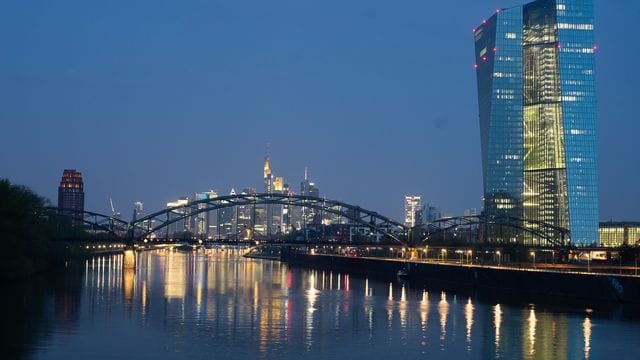 Die EZB will zwar die Anleiheankäufe zurückfahren, doch an ihrer Null-Zins-Politik hält sie vorerst fest. Die EZB will zwar die Anleiheankäufe zurückfahren, doch an ihrer Null-Zins-Politik hält sie vorerst fest.
