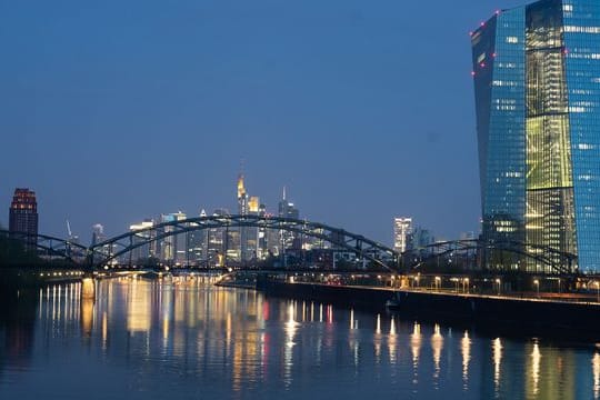 Die EZB will zwar die Anleiheankäufe zurückfahren, doch an ihrer Null-Zins-Politik hält sie vorerst fest. Die EZB will zwar die Anleiheankäufe zurückfahren, doch an ihrer Null-Zins-Politik hält sie vorerst fest.