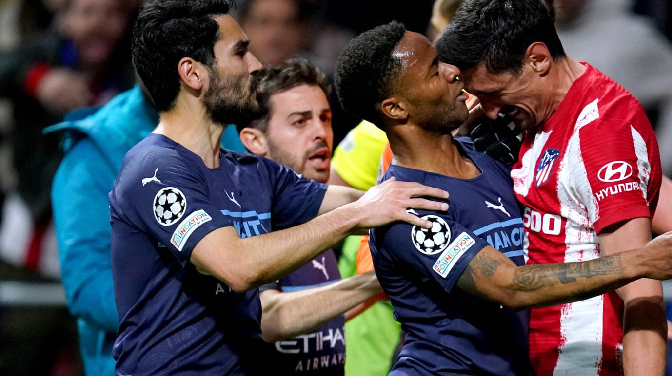 Atléticos Stefan Savic (r.) und Raheem Sterling: Die Auseinandersetzung ging abseits des Platzes weiter.