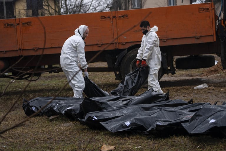 10. April: Friedhofsarbeiter tragen die Leiche eines Mannes aus einem Massengrab in Butscha. In Busowa nahe Kiew wurde ein weiteres Massengrab entdeckt.