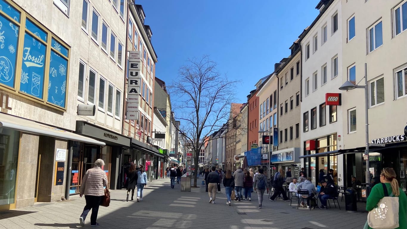 Die Breite Gasse in Nürnberg lockt trotz Leerstand viele Einkaufswillige – eine Auffrischungskur könnte die Einkaufspassage dennoch gebrauchen.