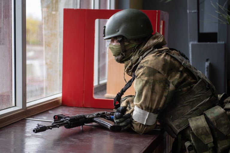 12. April: Militärexperten erwarten einen russischen Großangriff im Osten der Ukraine. Die Verstärkung und Umgruppierung der russischen Truppen werde bald abgeschlossen sein.