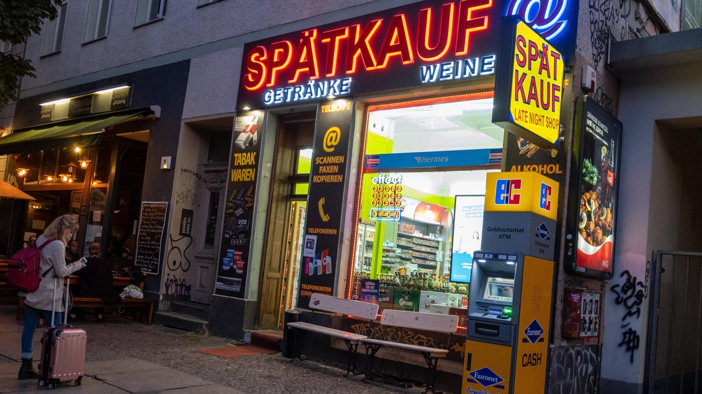 Ein Spätkauf in Berlin-Pankow (Symbolbild): Polizisten wurden, als sie auf einen falschen Alarm reagierten, live aus einem Kiosk ins Internet gestreamt.