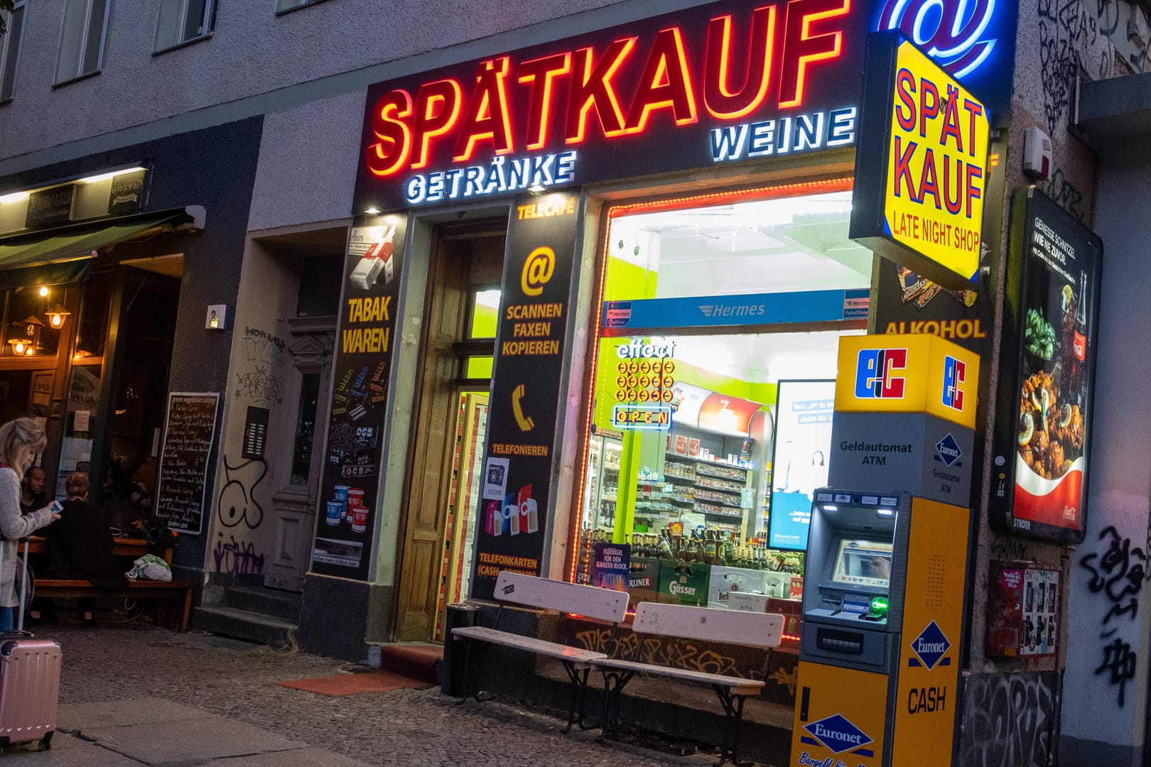 Ein Spätkauf in Berlin-Pankow (Symbolbild): Polizisten wurden, als sie auf einen falschen Alarm reagierten, live aus einem Kiosk ins Internet gestreamt.