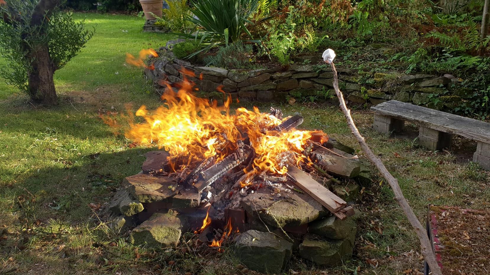 Lagerfeuer in einem Garten (Symbolbild): Manch ein Berliner nutzt die Feiertage auch für ein privates Osterfeuer.