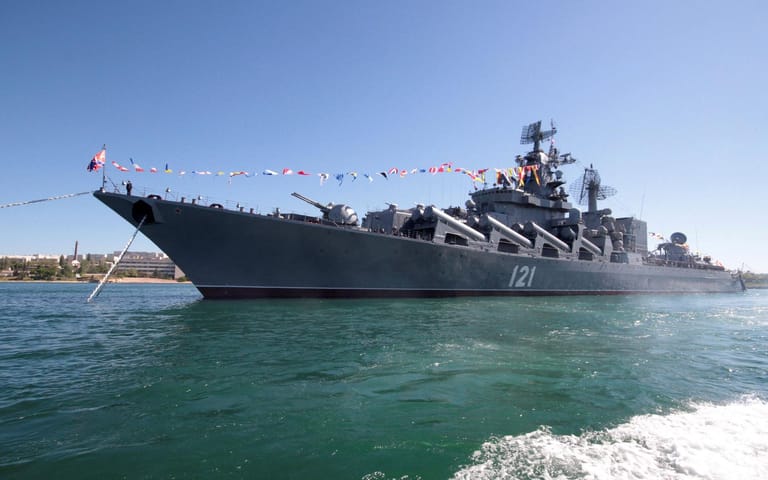 14. April: Das russische Flaggschiff "Moskwa" hat nach einer Explosion an Bord gebrannt. Die Ukraine erklärt den Kreuzer bereits für gesunken, Russland zufolge ist das Feuer eingedämmt worden.