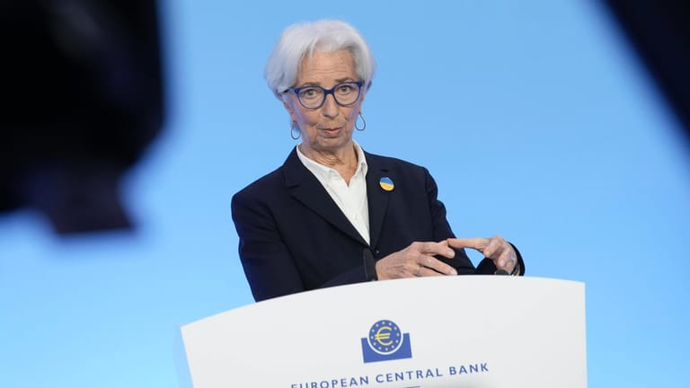 EZB-Chefin Christine Lagarde: Die Europäische Zentralbank hält trotz hoher Inflationsrate an ihrer Nullzinspolitik fest.