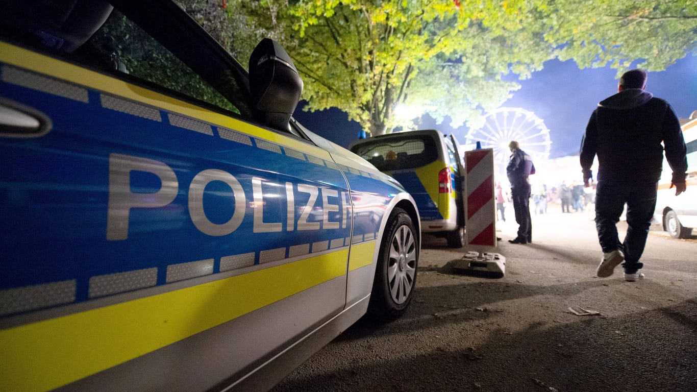 Polizei am Rande einer Kirmes (Archivbild): In Dortmund hat es an der Osterkirmes erneut Streit zwischen Jugendlichen gegeben.