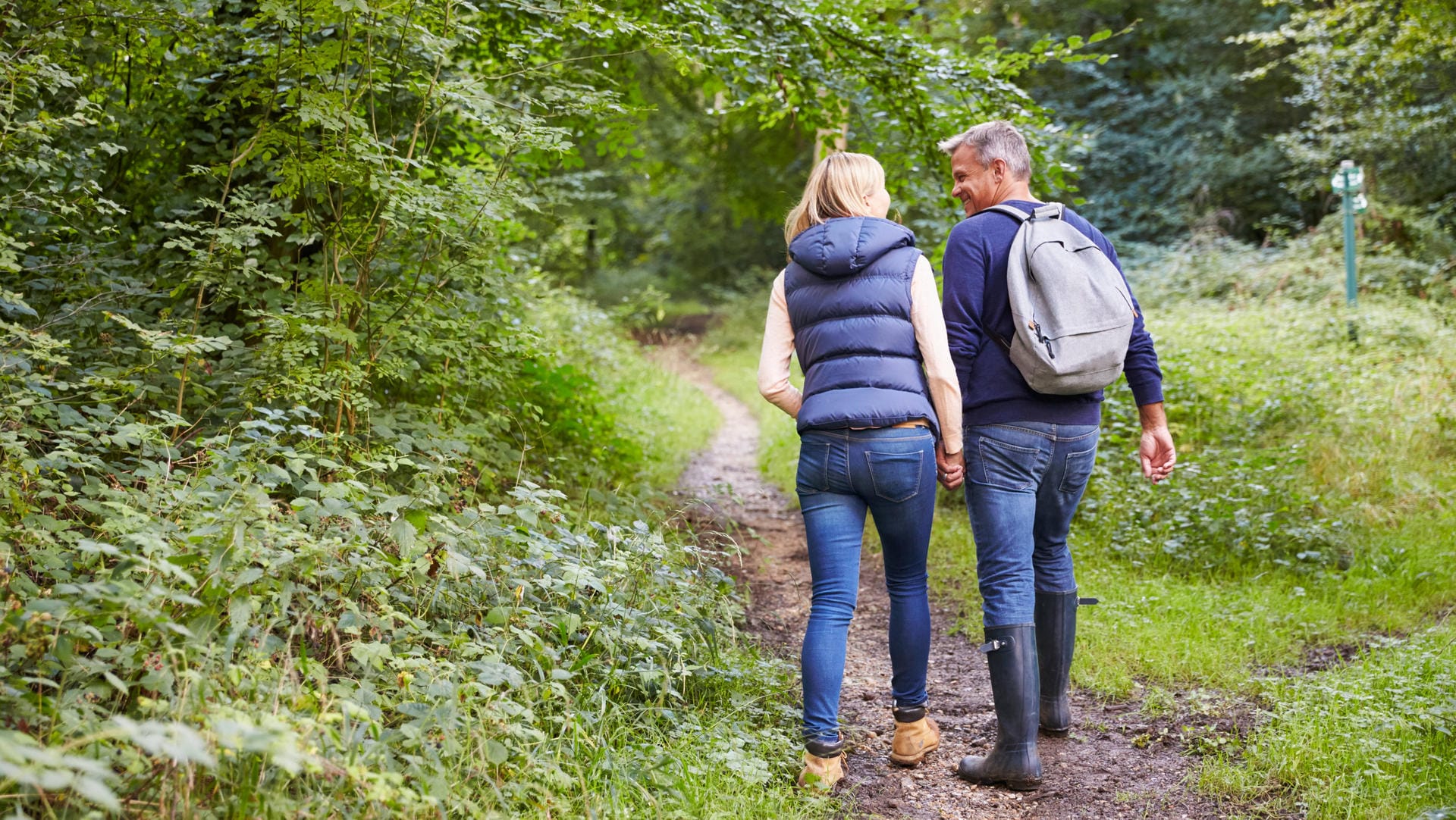 Ein Paar beim Wandern (Symbolfoto): In Köln gibt es viele Möglichkeiten, der Natur näher zu kommen.