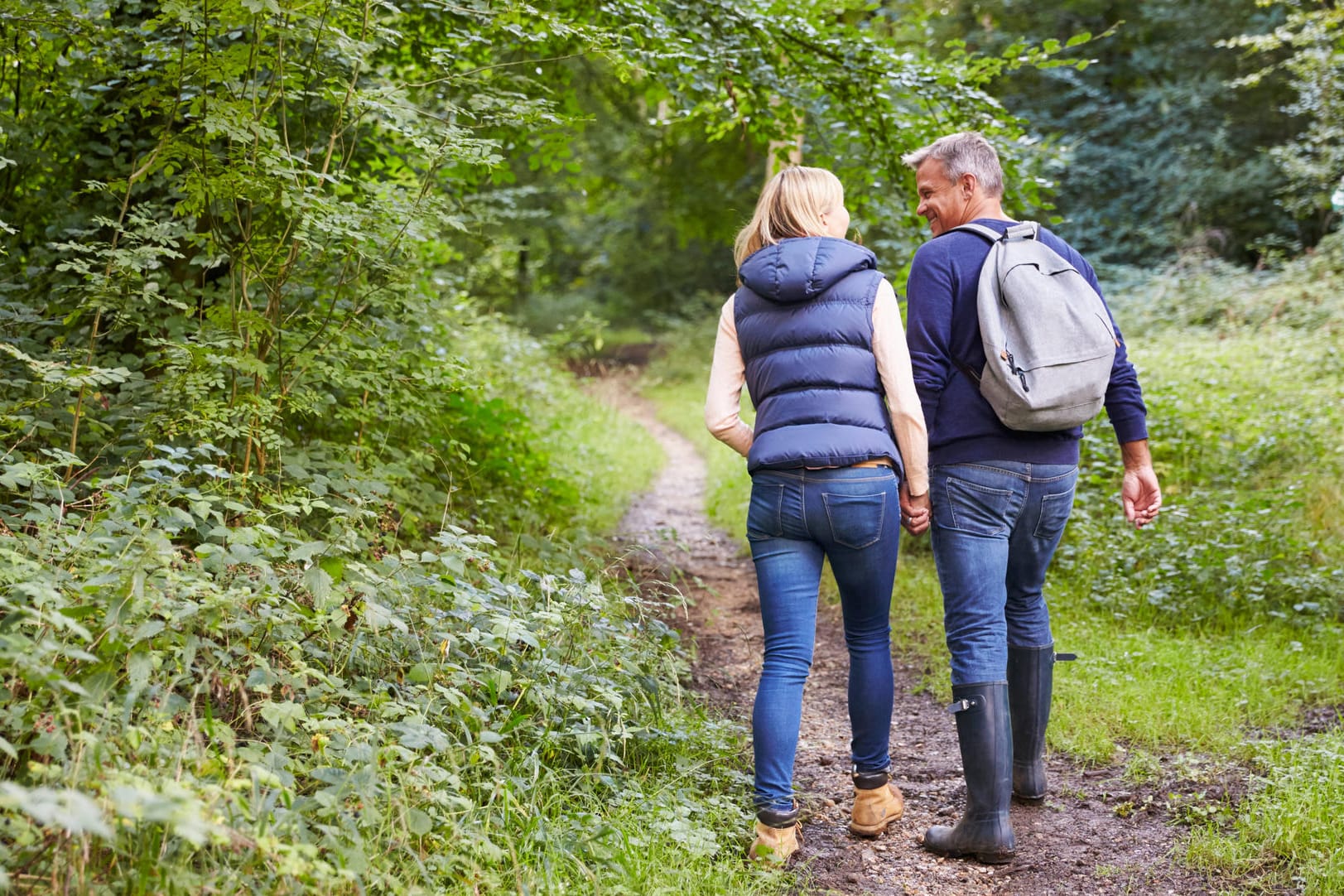 Ein Paar beim Wandern (Symbolfoto): In Köln gibt es viele Möglichkeiten, der Natur näher zu kommen.