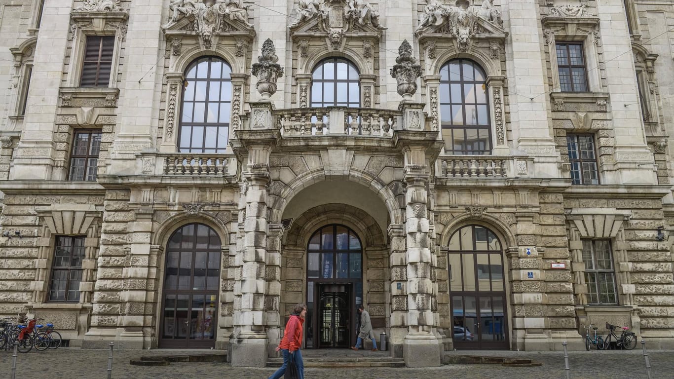 Oberlandesgericht Prielmayerstrasse München (Archivbild): Vier Männer sind in München wegen des Verkaufs von Drogen im großen Stil zu mehrjährigen Haftstrafen verurteilt worden.