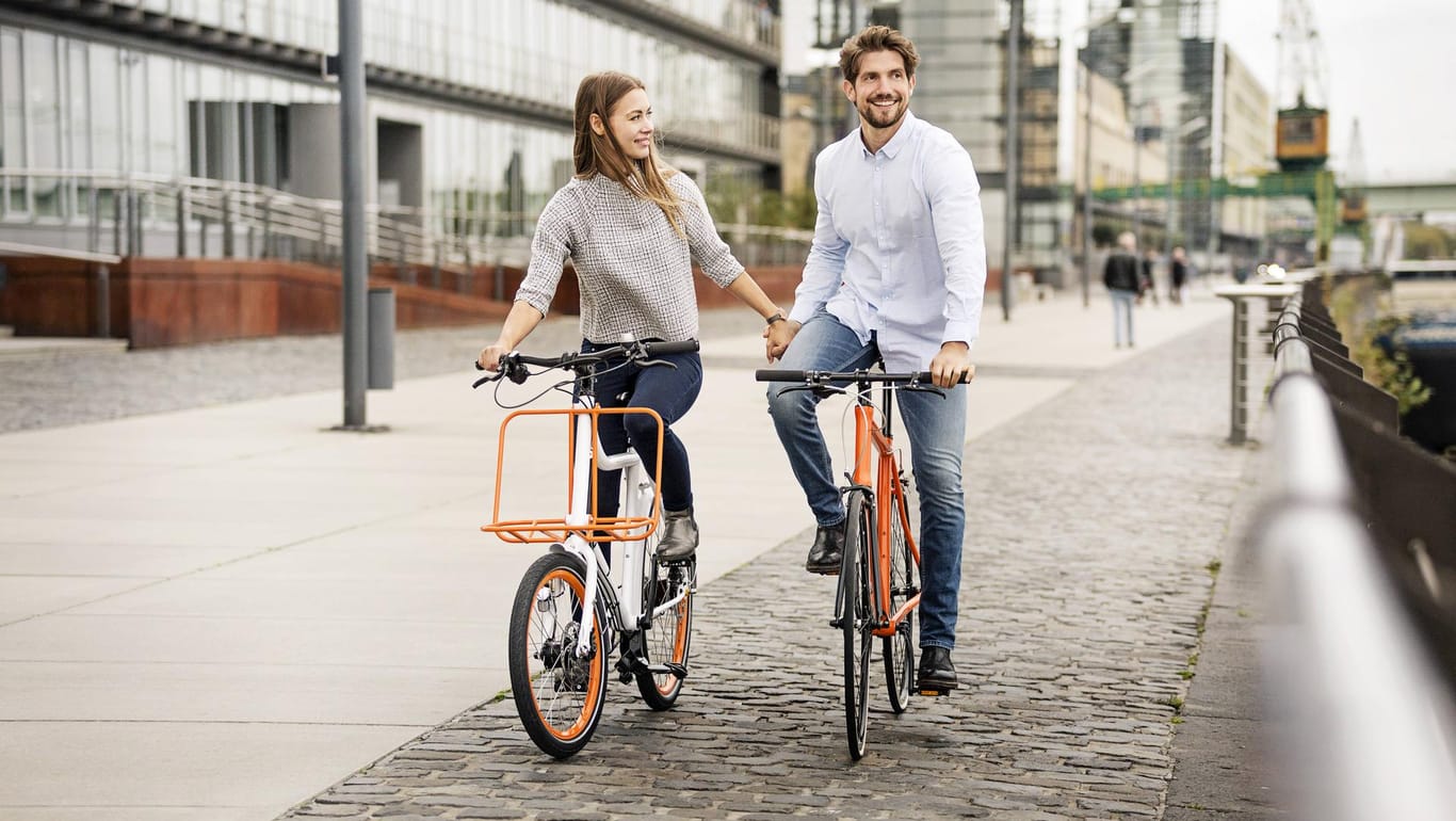 Ein Paar auf Radtour: Rund um Köln gibt es für Radbegeisterte viel zu entdecken.