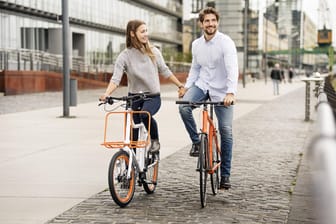Ein Paar auf Radtour: Rund um Köln gibt es für Radbegeisterte viel zu entdecken.