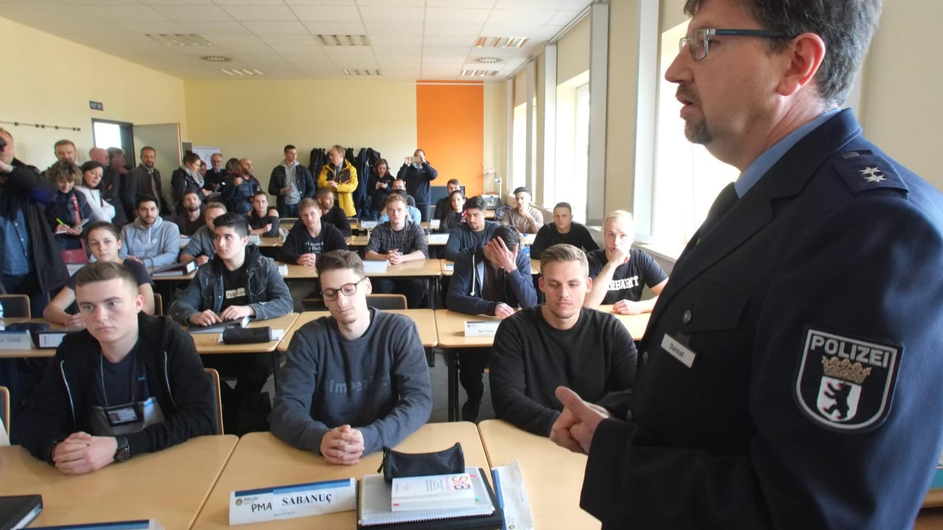 Polizeiakademie Berlin: Polizeischüler im Klassenraum (Archivbild): Für einen Berliner Polizeischüler ist die Ausbildung nur vier Wochen nach Beginn wegen Vorwürfen des Rassismus und Sexismus bereits zu Ende.