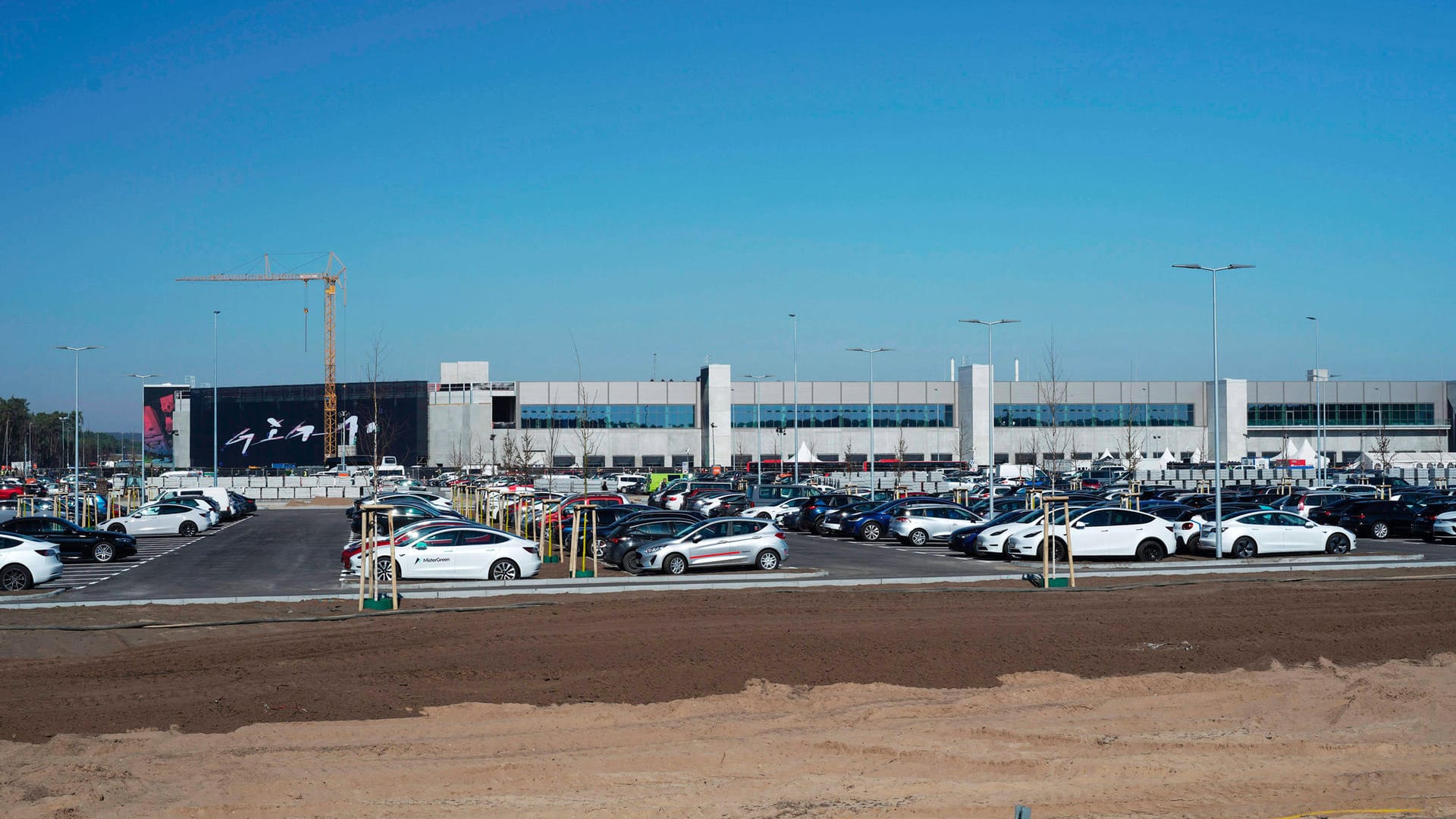 Die erste europäische Gigafactory in Grünheide (Mark) bei Berlin (Archivbild): In der Lackiererei der Tesla-Fabrik ist eine Flüssigkeit ausgetreten – eine Gefahr für die Umwelt besteht nach Angaben des Landesumweltamts aber nicht. Die erste europäische Gigafactory in Grünheide (Mark) bei Berlin (Archivbild): In der Lackiererei der Tesla-Fabrik ist eine Flüssigkeit ausgetreten – eine Gefahr für die Umwelt besteht nach Angaben des Landesumweltamts aber nicht.