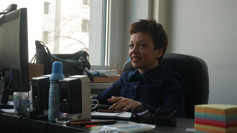 Maria Makeeva an ihrem Schreibtisch: Die Chefredakteurin von Ost West TV hat bereits in Russland für einen oppositionellen Sender gearbeitet.