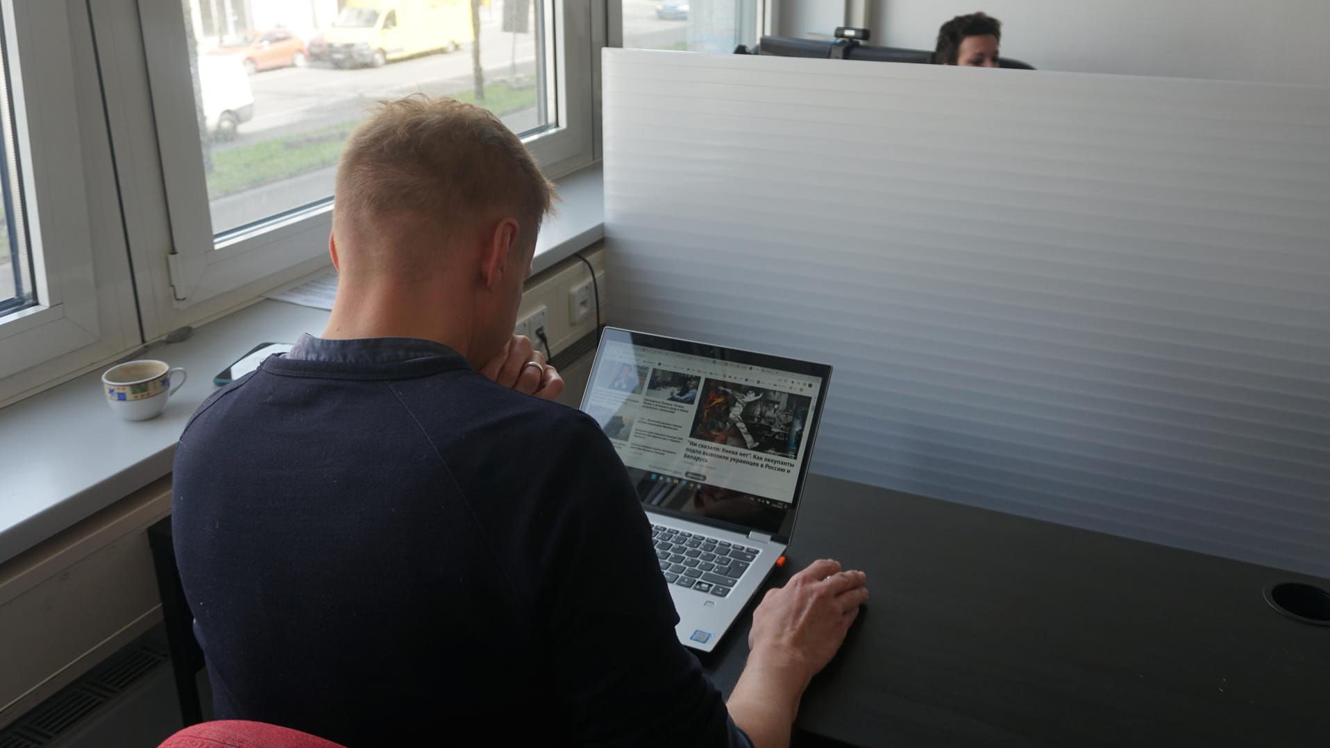 Konstantin Hackethal: Den Großteil der Konferenz verbringt der Moderator an seinem Laptop.