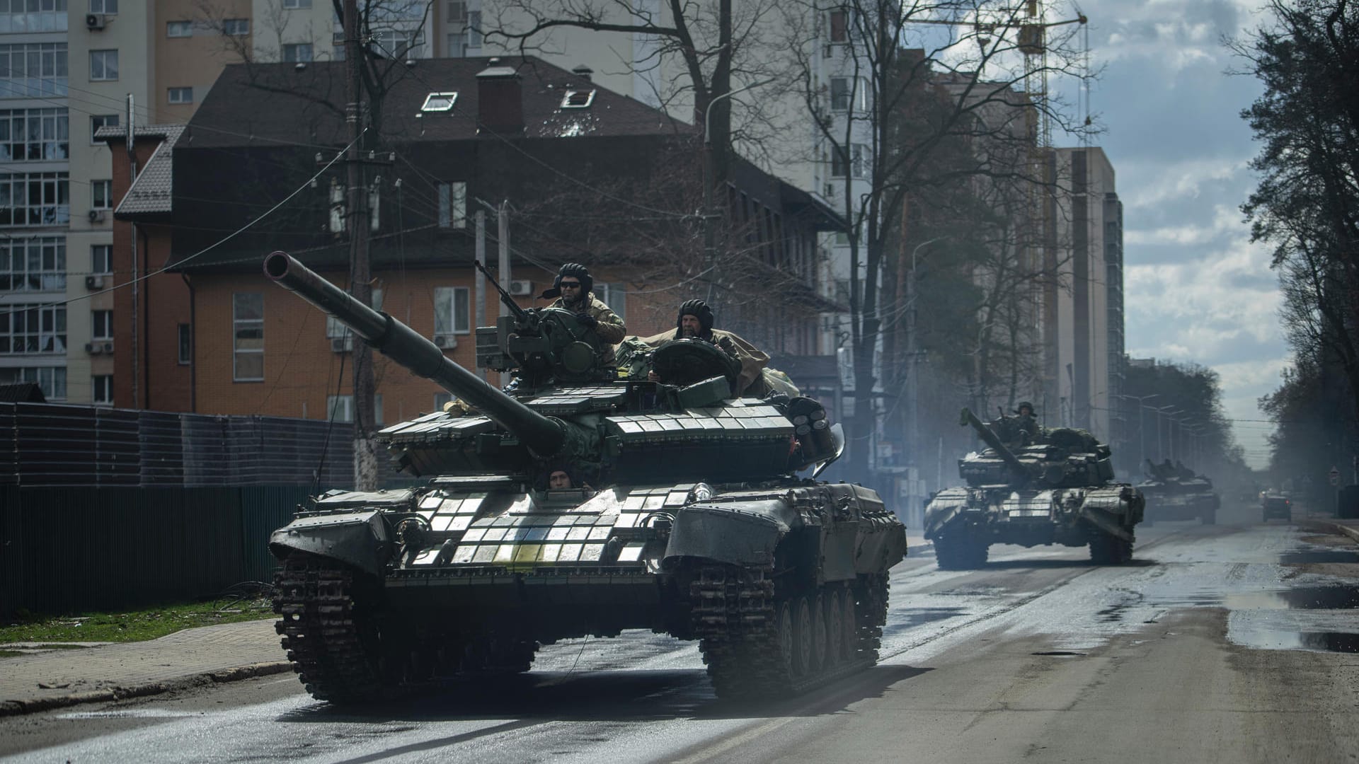 Ukrainische Panzer sichern Irpin nahe Kiew: Während Berlin überlegt, bereitet Moskau die nächste Offensive vor.