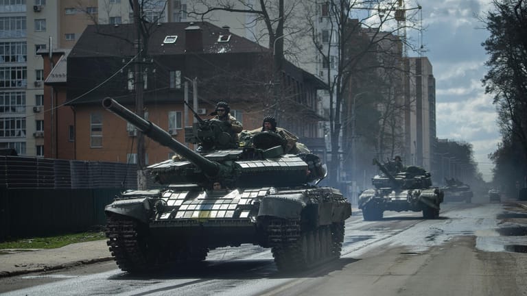Ukrainische Panzer sichern Irpin nahe Kiew: Während Berlin überlegt, bereitet Moskau die nächste Offensive vor.