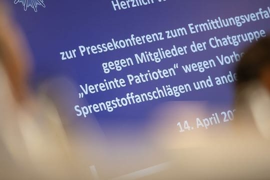 Ermittlungen gegen Chatgruppe "Vereinte Patrioten"