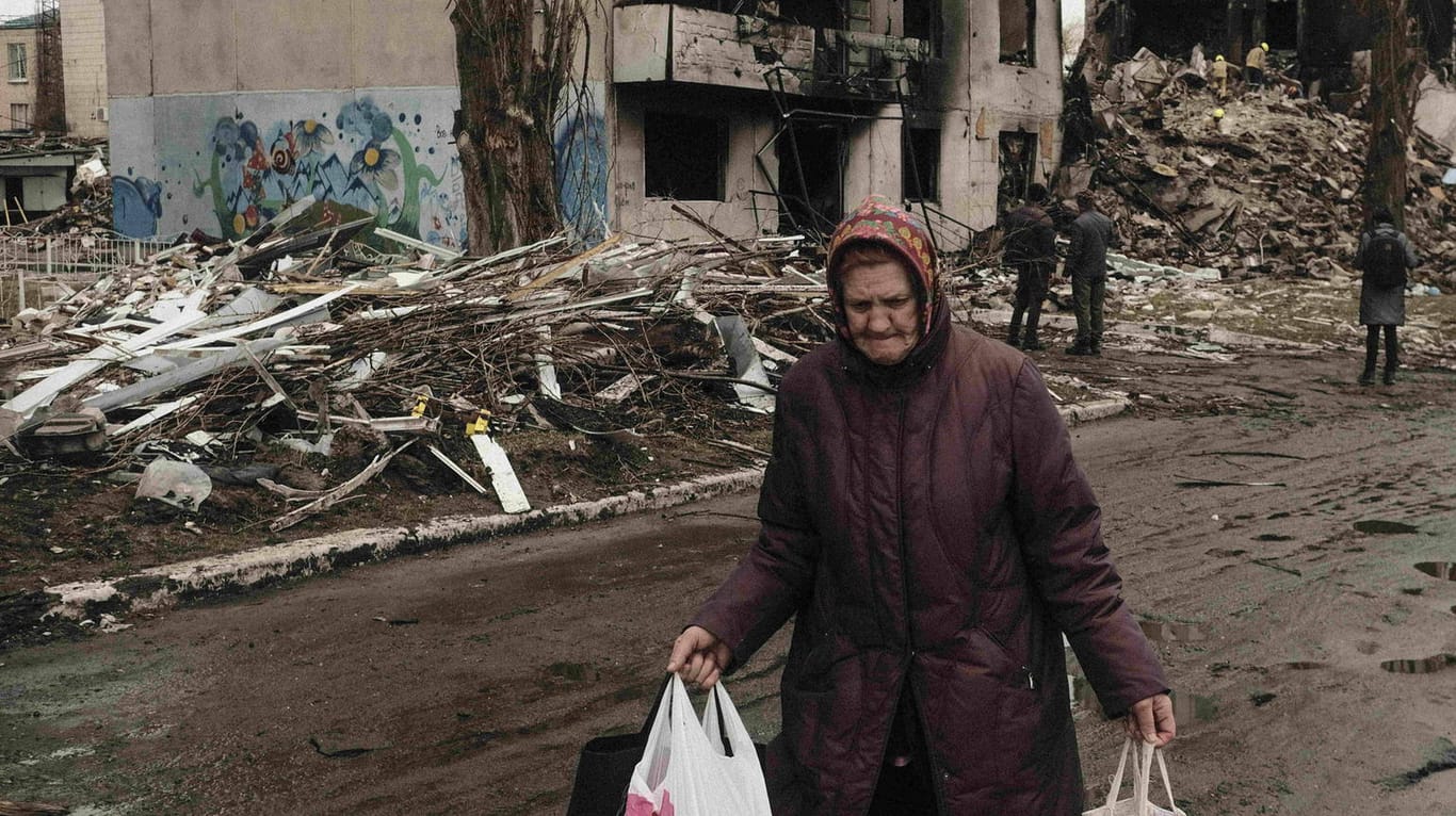 Eine Frau in Borodyanka: Auch ältere Frauen werden, den Berichten nach, nicht von russischen Soldaten verschont.