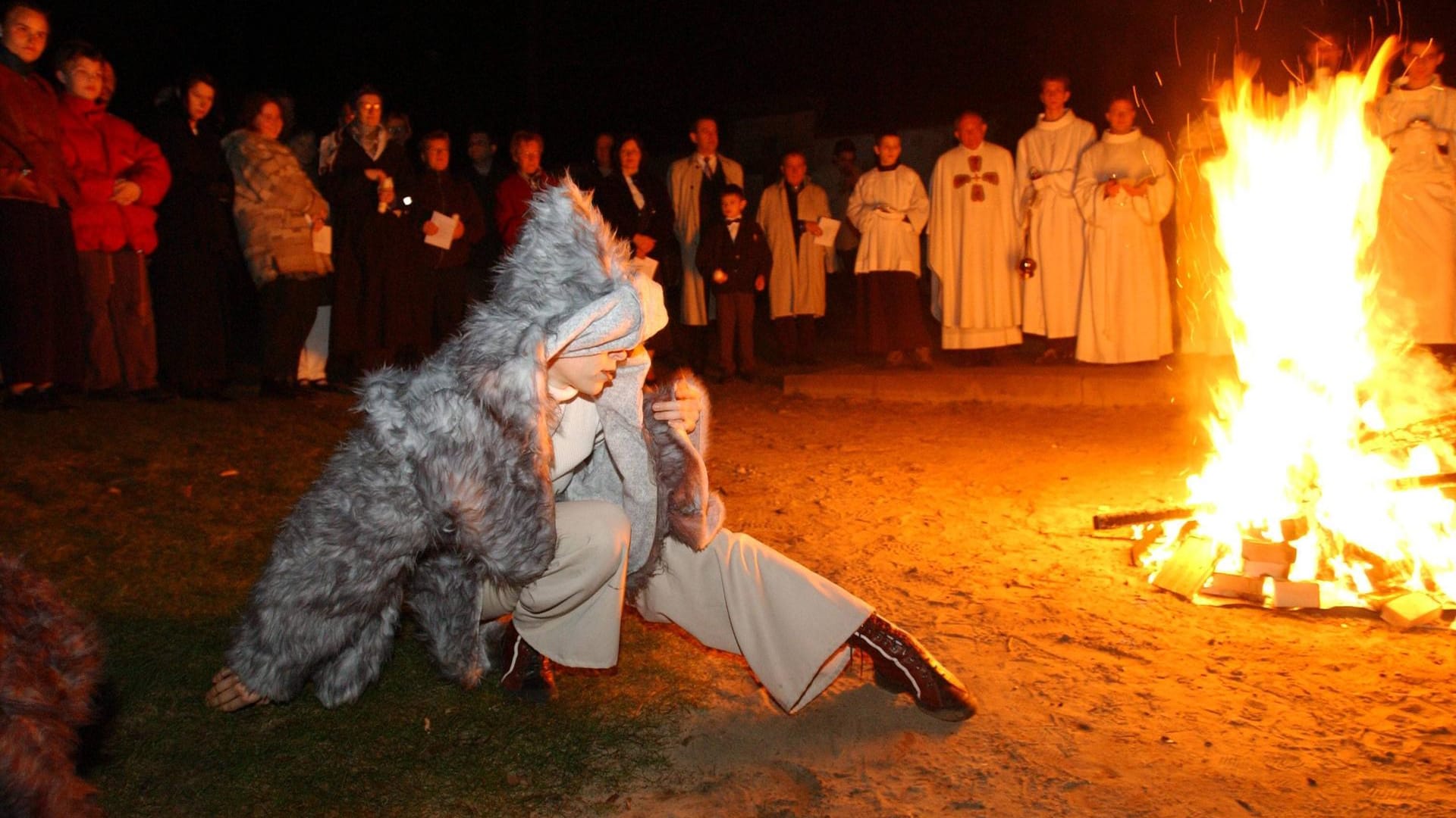 Tanz um das Osterfeuer anlässlich der Auferstehung von Jesus Christus am Ostersonntag (Symbolbild): Von Gründonnerstag bis Karsamstag darf nicht getanzt werden. Tanz um das Osterfeuer anlässlich der Auferstehung von Jesus Christus am Ostersonntag (Symbolbild): Von Gründonnerstag bis Karsamstag darf nicht getanzt werden.