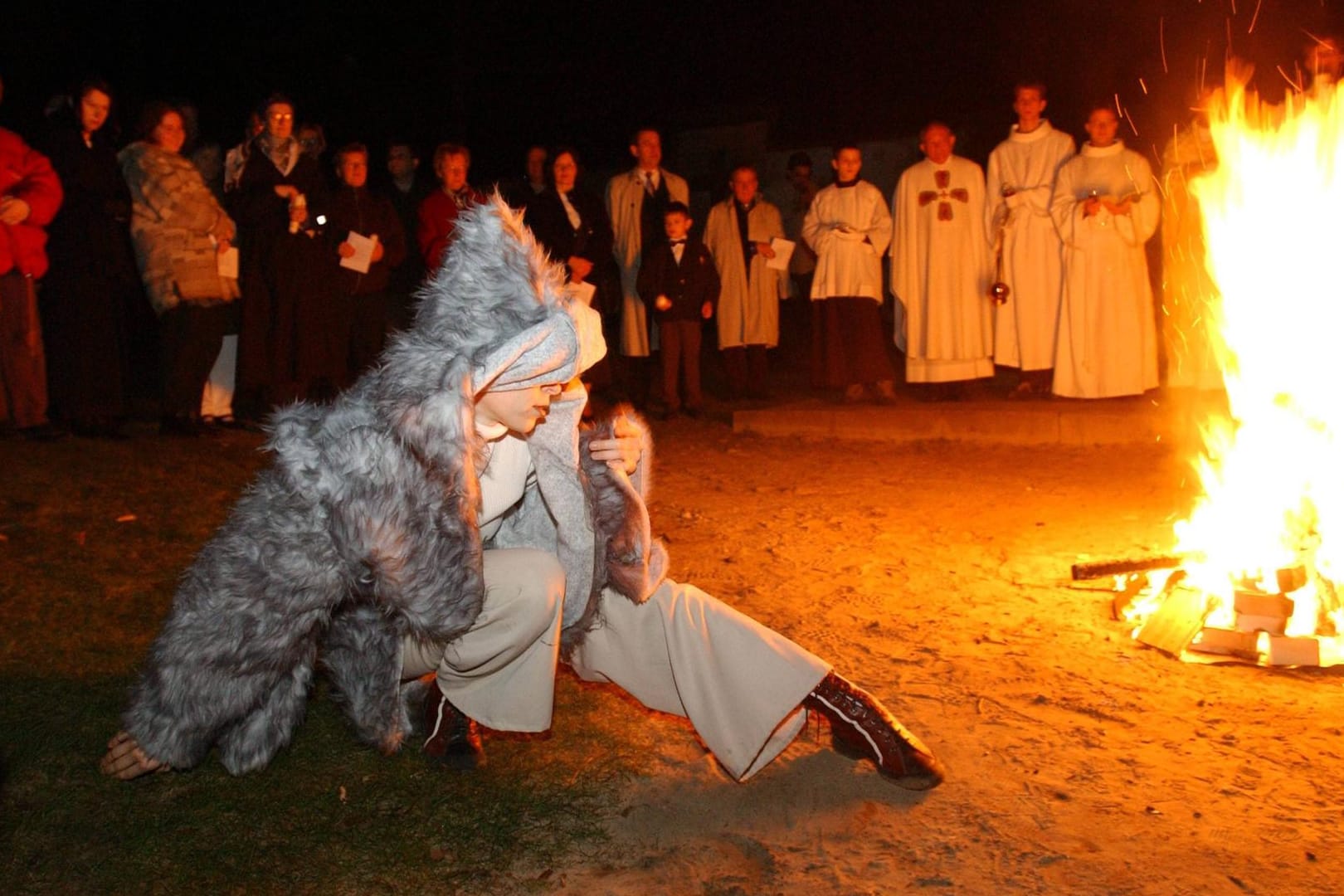 Tanz um das Osterfeuer anlässlich der Auferstehung von Jesus Christus am Ostersonntag (Symbolbild): Von Gründonnerstag bis Karsamstag darf nicht getanzt werden.