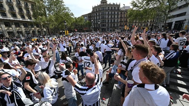 Vom Treffpunkt am Placa de Catalunya marschieren die Eintracht-Fans zum Stadion Camp Nou. Vom Treffpunkt am Placa de Catalunya marschieren die Eintracht-Fans zum Stadion Camp Nou.