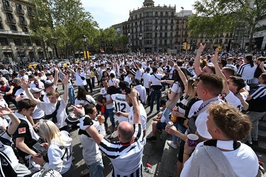 Vom Treffpunkt am Placa de Catalunya marschieren die Eintracht-Fans zum Stadion Camp Nou.
