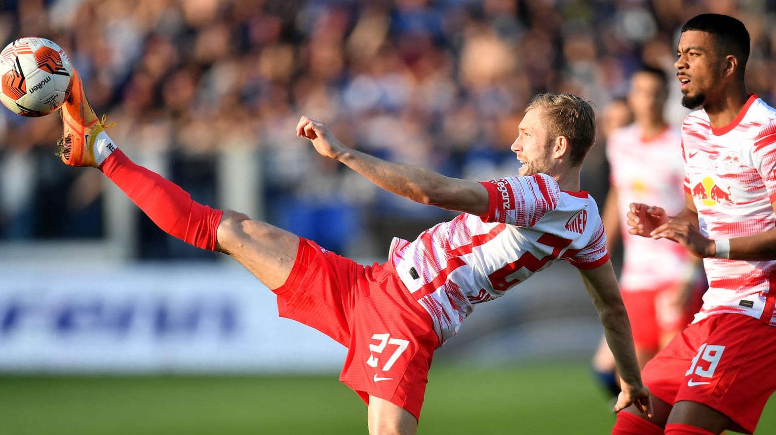 Konrad Laimer (l.) versucht, den Ball unter Kontrolle zu bekommen.