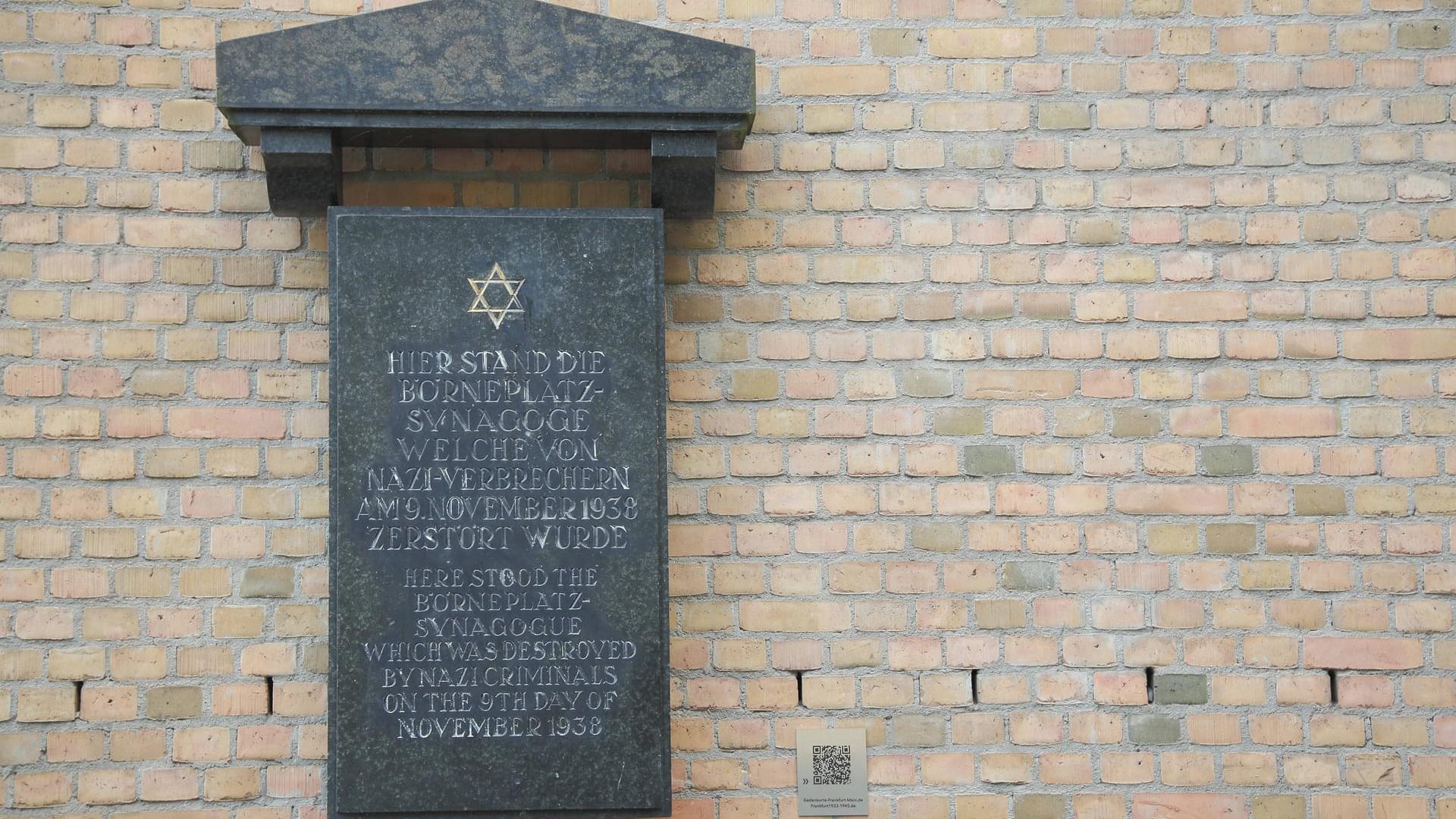 Gedenktafel an Holocaust am Neuen Börneplatz, Frankfurt am Main (Symbolbild): Die Stadt Frankfurt hat Salsa-Partys an einer jüdischen Erinnerungsstätte in der Nähe der Europäischen Zentralbank (EZB) verboten. Gedenktafel an Holocaust am Neuen Börneplatz, Frankfurt am Main (Symbolbild): Die Stadt Frankfurt hat Salsa-Partys an einer jüdischen Erinnerungsstätte in der Nähe der Europäischen Zentralbank (EZB) verboten.
