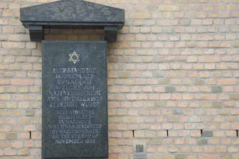 Gedenktafel an Holocaust am Neuen Börneplatz, Frankfurt am Main (Symbolbild): Die Stadt Frankfurt hat Salsa-Partys an einer jüdischen Erinnerungsstätte in der Nähe der Europäischen Zentralbank (EZB) verboten.