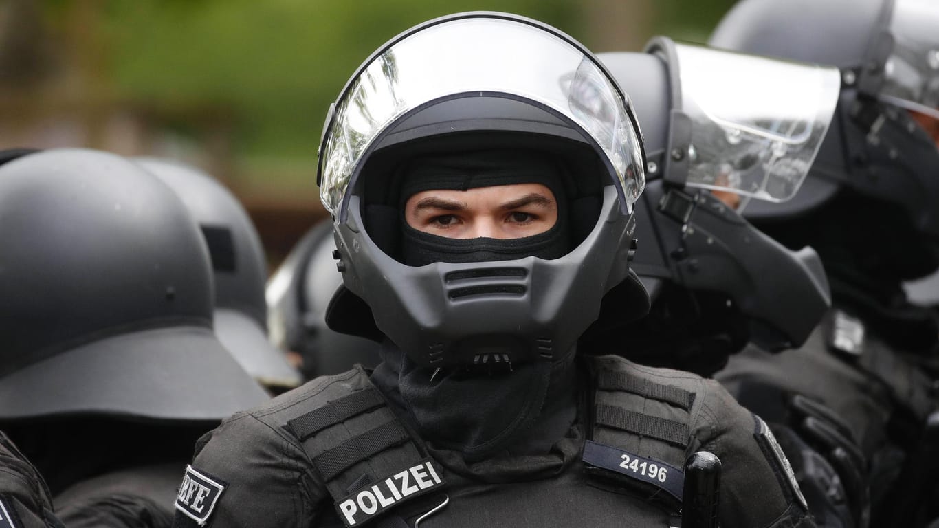 Polizist in Bremen (Symbolfoto): Die Kriminalität nimmt ab, aber nicht in allen Bereichen.
