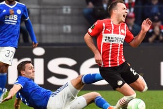 Mario Götze (r.) im Duell mit Gegner Timothy Castagne: Für die PSV war das Spiel eine Enttäuschung.