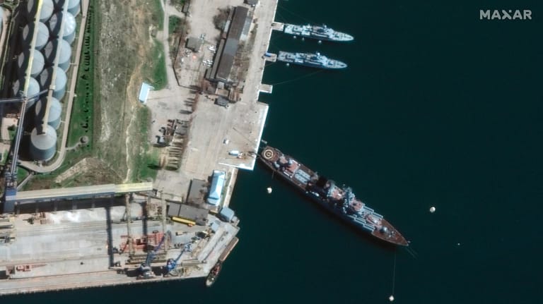 Auf diesem Archivbild liegt die "Moskwa" im Hafen von Sewastopol: Nun wurde der Lenkwaffenkreuzer im Ukraine-Krieg schwer beschädigt.