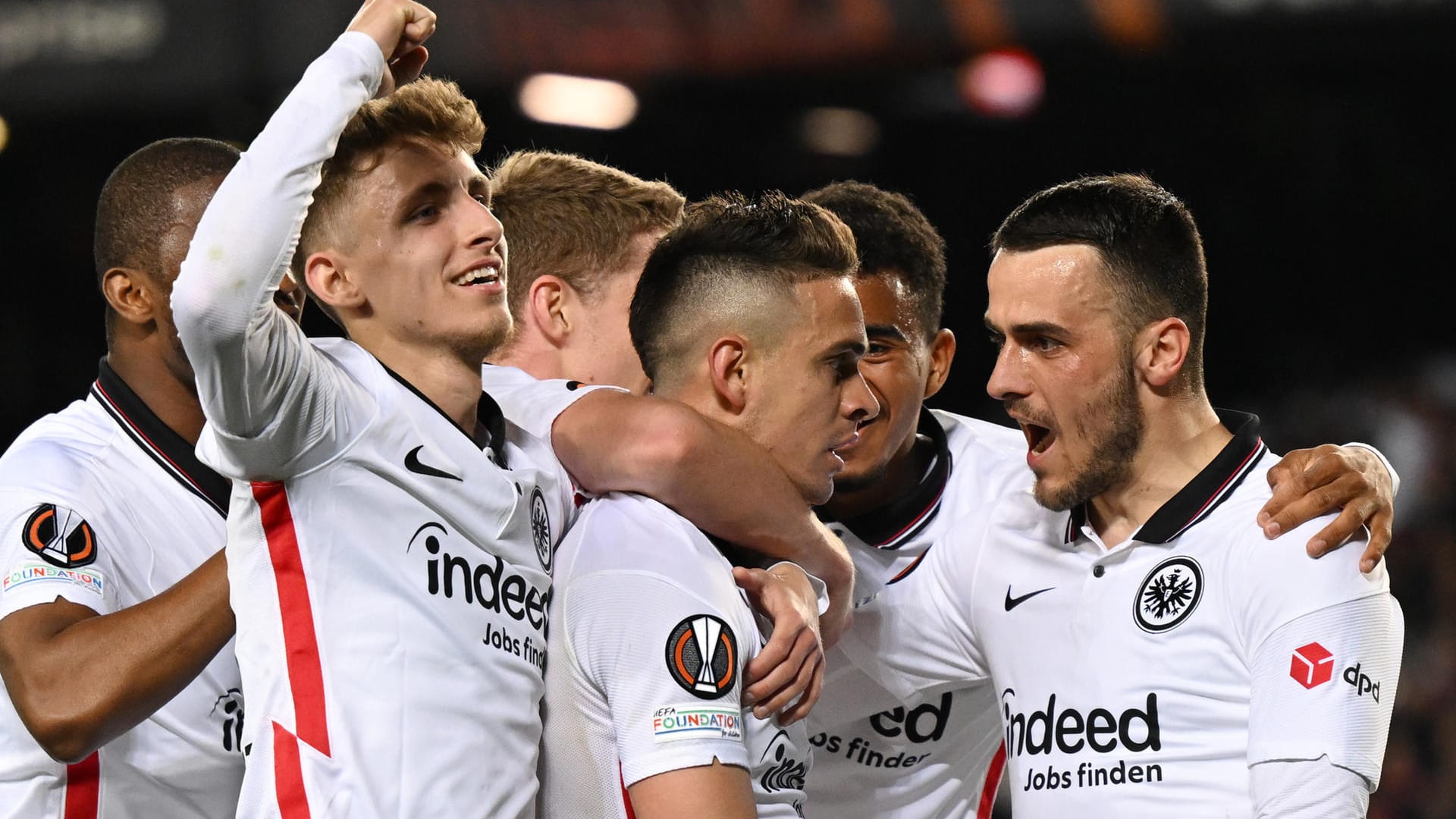 Eintracht Frankfurt hat das Halbfinale der Europa League souverän erreicht. Gegen den FC Barcelona gingen die Hessen früh in Führung – konnten dem Druck standhalten und offensiv knipsen. Die SGE in der Einzelkritik.