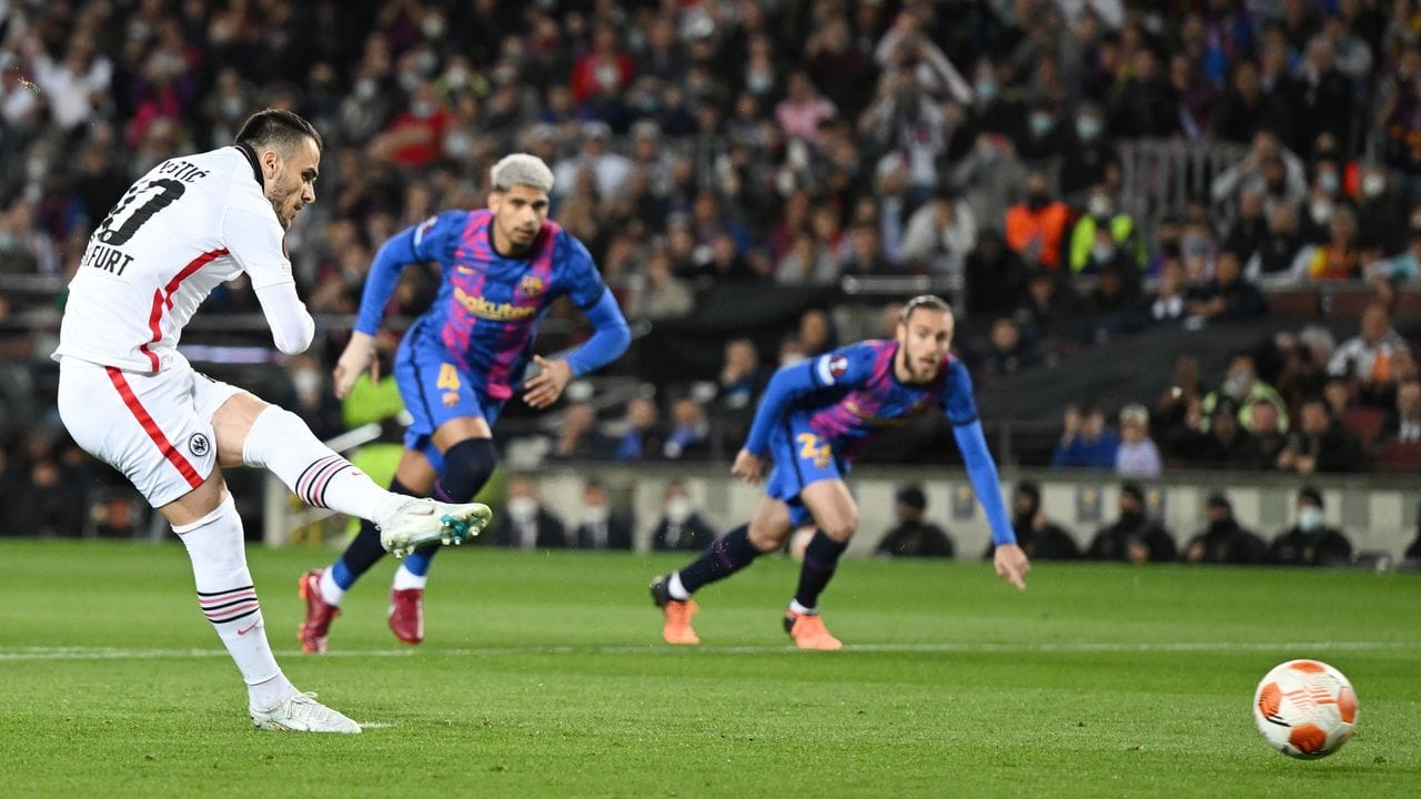 Frankfurts Filip Kostic (l) erzielt die 1:0-Führung gegen Barcelona durch Elfmeter.