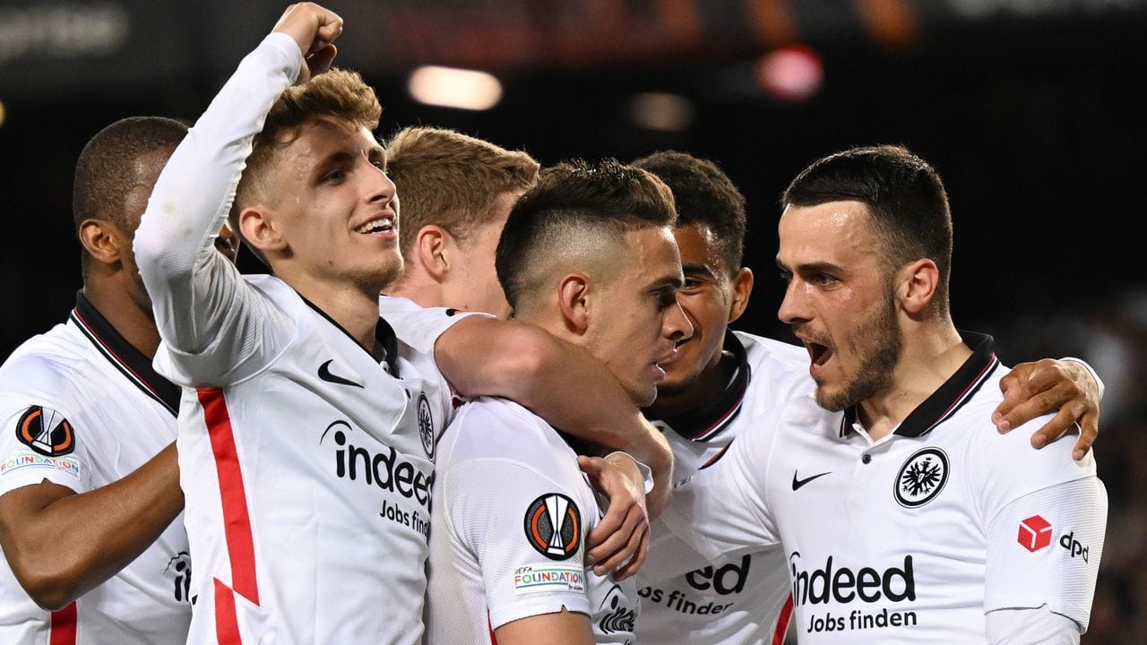 Frankfurts Rafael Santos Borré (M) jubelt mit seinem Mannschaftskollegen Filip Kostic (r) nach seinem Tor zur 2:0-Führung. Frankfurts Rafael Santos Borré (M) jubelt mit seinem Mannschaftskollegen Filip Kostic (r) nach seinem Tor zur 2:0-Führung.