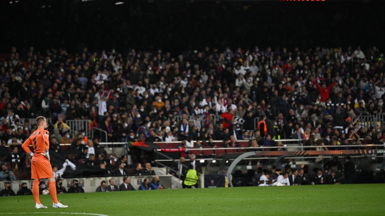 Torwart Marc-André ter Stegen vom FC Barcelona steht nach dem 0:3 auf dem Platz und schaut auf die Anzeige.