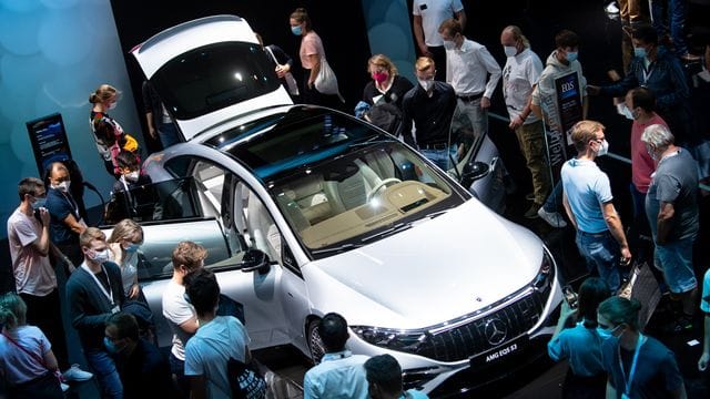 Ein Mercedes AMG EQS 53 auf der IAA Mobility 2021 in München.