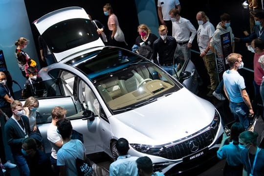 Ein Mercedes AMG EQS 53 auf der IAA Mobility 2021 in München.