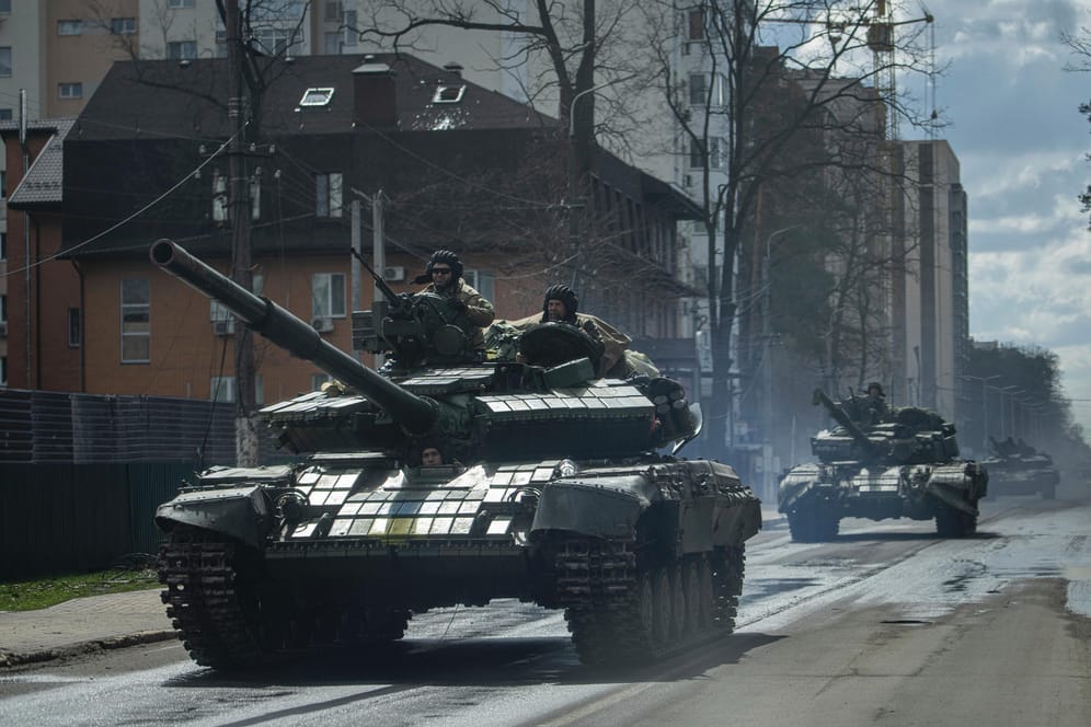 Ukrainische Panzer fahren durch einen Vorort in Kiew (Archivbild): In der Nacht wurden Explosionen aus mehreren Städten gemeldet.