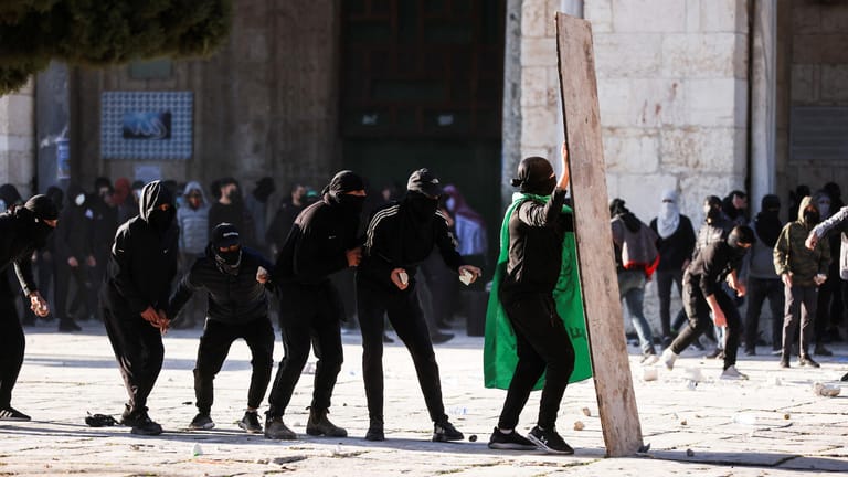 Bretter als Schutzschilde: Palästinensische Demonstranten haben sich auf dem Tempelberg Kämpfe mit israelischem Sicherheitspersonal geliefert.
