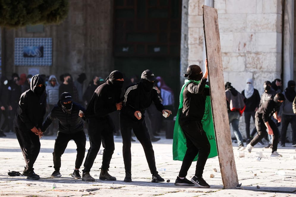 Bretter als Schutzschilde: Palästinensische Demonstranten haben sich auf dem Tempelberg Kämpfe mit israelischem Sicherheitspersonal geliefert.
