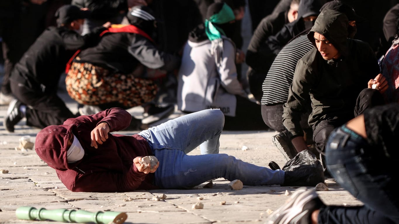 Demonstrant am Boden: Sicherheitskräfte setzten Tränengas ein.
