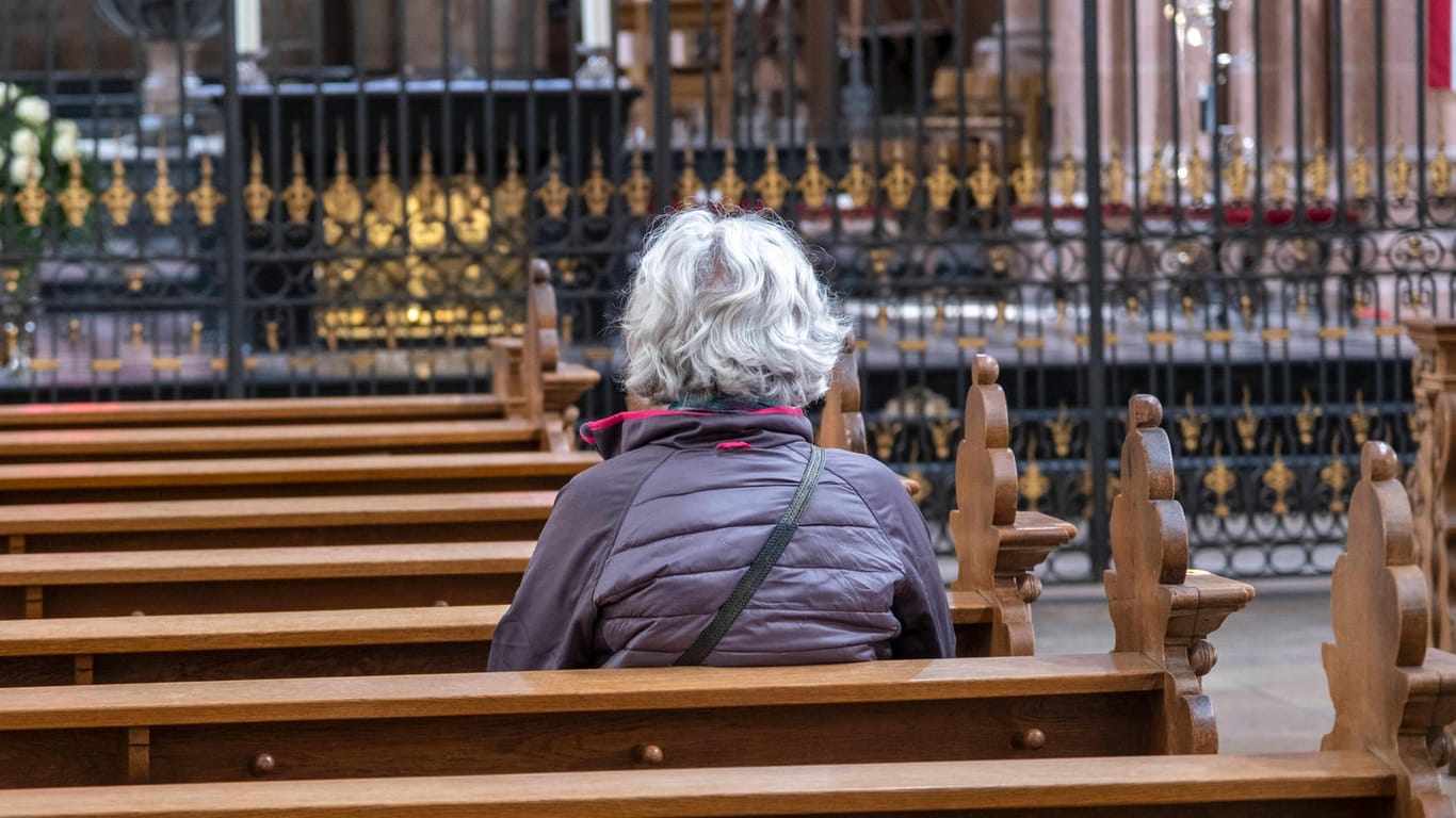 Gläubige in einer hessischen Basilika: Es wird einsam in der Kirche.