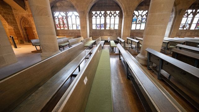 Leere Kirchenbänke Leere Kirchenbänke