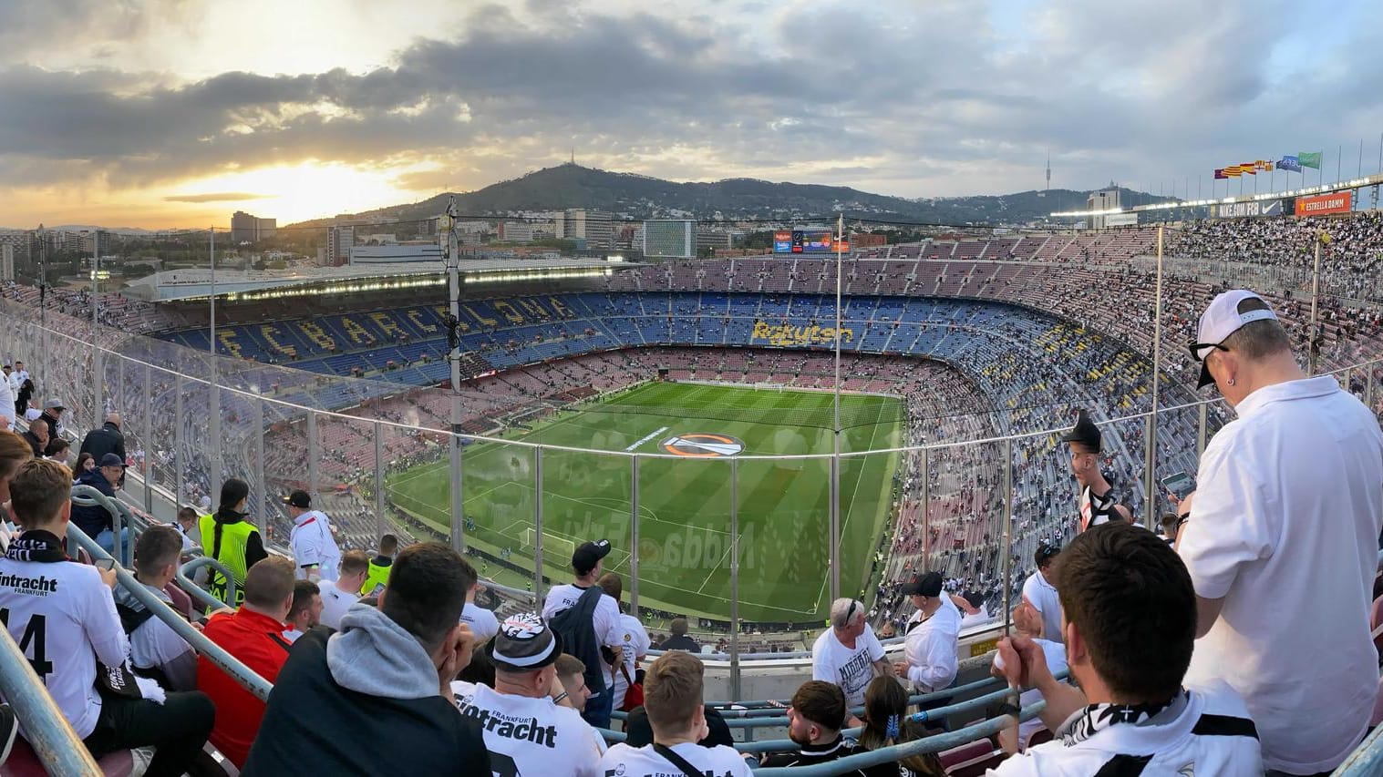 Ein Stadion wird in Weiß getunkt: Im obersten Oberrang sitzen die Eintracht-Fans hinter Plexiglas.