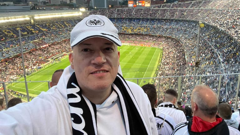 Einmalige Aussicht, einmaliges Spiel: t-online-Reporter und Eintracht-Fan Lars Wienand verfolgte Frankfurts Sensationssieg aus dem fünften Rang des Camp Nou in Barcelona.